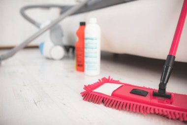 Tehlikeli virüsler zamanında ev, daire ve oda sterilizasyonu / arıtma, temizlik, elektrik süpürgesi ve kimyasallarla süpürme.