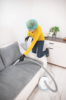 Ev, daire ve oda sterilizasyonu / dezenfekte, temizlik, elektrikli süpürge ile süpürme tehlikeli virüsler zamanında.