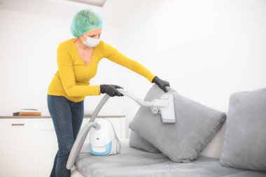 Ev, daire ve oda sterilizasyonu / dezenfekte, temizlik, elektrikli süpürge ile süpürme tehlikeli virüsler zamanında.