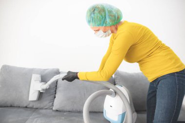 Ev, daire ve oda sterilizasyonu / dezenfekte, temizlik, elektrikli süpürge ile süpürme tehlikeli virüsler zamanında.