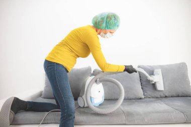 Ev, daire ve oda sterilizasyonu / dezenfekte, temizlik, elektrikli süpürge ile süpürme tehlikeli virüsler zamanında.
