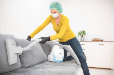 Ev, daire ve oda sterilizasyonu / dezenfekte, temizlik, elektrikli süpürge ile süpürme tehlikeli virüsler zamanında.