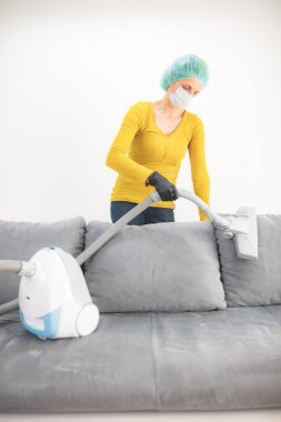Ev, daire ve oda sterilizasyonu / dezenfekte, temizlik, elektrikli süpürge ile süpürme tehlikeli virüsler zamanında.