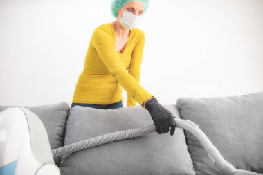 Ev, daire ve oda sterilizasyonu, temizlik, virüsler zamanında elektrikli süpürge ile süpürme..