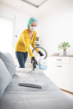 Ev, daire ve oda sterilizasyonu, temizlik, virüsler zamanında elektrikli süpürge ile süpürme..