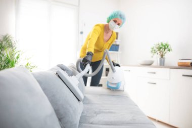 Ev, daire ve oda sterilizasyonu, temizlik, virüsler zamanında elektrikli süpürge ile süpürme..