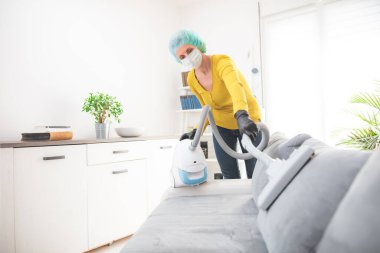 Ev, daire ve oda sterilizasyonu, temizlik, virüsler zamanında elektrikli süpürge ile süpürme..