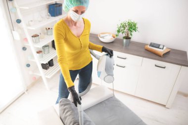 Ev, daire ve oda sterilizasyonu, temizlik, virüsler zamanında elektrikli süpürge ile süpürme..