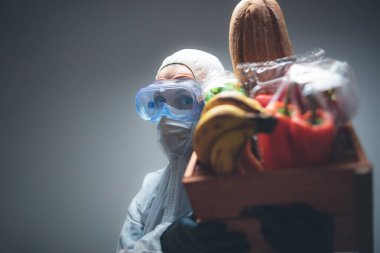 Yiyecek ve bakkaliye teslimatı - virüs salgını sırasında karantina ve tecrit.