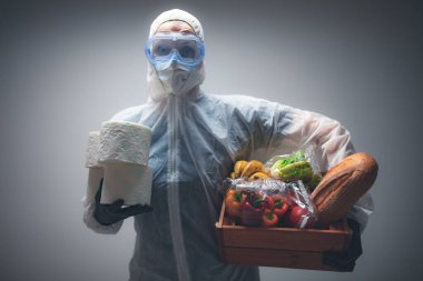 Yiyecek ve bakkaliye teslimatı - virüs salgını sırasında karantina ve tecrit.
