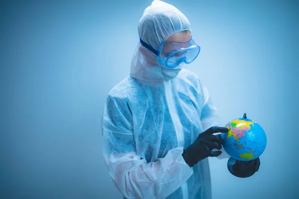 医学博士と科学者が地球上でウイルスの大流行を示すために地球を保持 — ストック写真