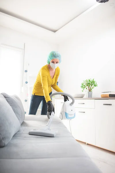 Home Apartment Room Sterilization Cleaning Vacuuming Vacuum Cleaner Time Dangerous — Stock Photo, Image