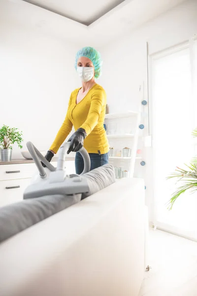 Sterilisierung Von Haus Wohnung Und Raum Reinigung Staubsaugen Mit Staubsauger — Stockfoto
