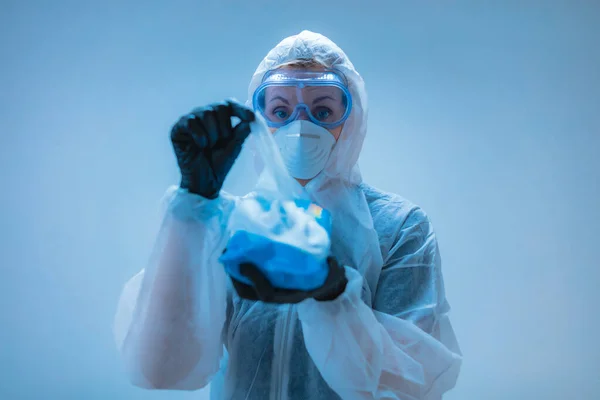 Медичний Лікар Вчений Повному Костюмі Профілактики Вірусів Хвороб Тримають Антисептичну — стокове фото