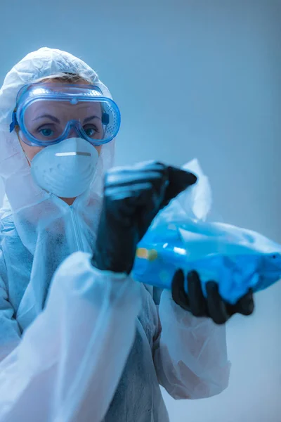 ウイルスや病気の予防のための完全な体のスーツの科学者は消毒のための防腐組織を保持 — ストック写真