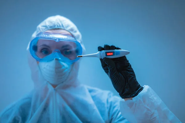 Lekarz Medycyny Naukowiec Pelnym Skafandrze Zapobiegania Wirusom Chorobom Utrzymujacym Termometr — Zdjęcie stockowe