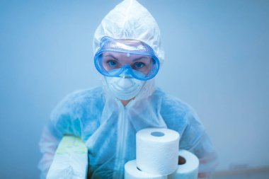 Coronavirus COVID-19 histeri ve tuvalet kağıdı / illüstrasyon sunumu gerçek panik stoklamayla ilgili.