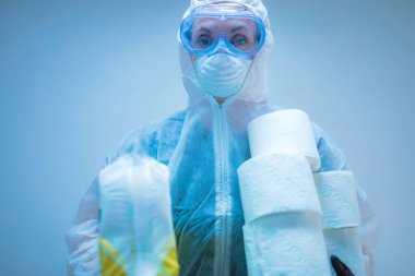 Coronavirus COVID-19 histeri ve tuvalet kağıdı / illüstrasyon sunumu gerçek panik stoklamayla ilgili.