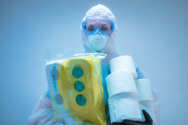 Coronavirus COVID-19 histeri ve tuvalet kağıdı / illüstrasyon sunumu gerçek panik stoklamayla ilgili.