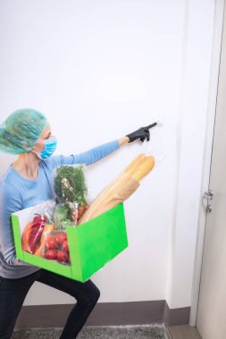 Virüs salgını, koronavirüs paniği ve salgınlar sırasında eve yemek getirmek. Kendine dikkat et.!