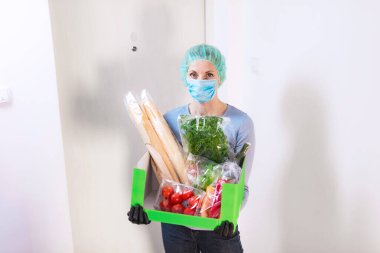 Virüs salgını, koronavirüs paniği ve salgınlar sırasında eve yemek getirmek. Kendine dikkat et.!