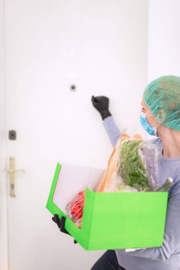 Virüs salgını, koronavirüs paniği ve salgınlar sırasında eve yemek getirmek. Kendine dikkat et.!