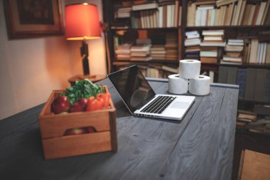 Panik salgınları zamanında online alışveriş için gıda, bakkaliye, tuvalet kağıdı ve laptop..