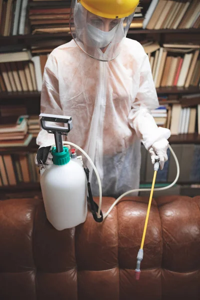 保護抗ウイルスマスク 家庭や家具を消毒化学除染スプレーボトルを有する者 — ストック写真