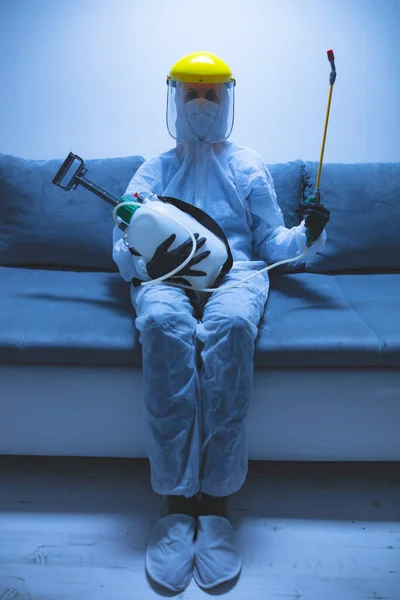 Osoba Ochronną Maską Przeciwwirusową Chemicznym Rozpylaczem Izolacji Domowej — Zdjęcie stockowe