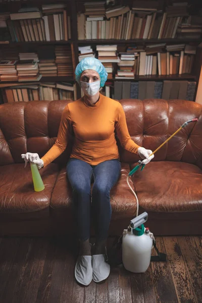 Vrouw Met Beschermende Antivirale Masker Chemische Ontsmettingsspray Fles Huis Isolatie — Stockfoto