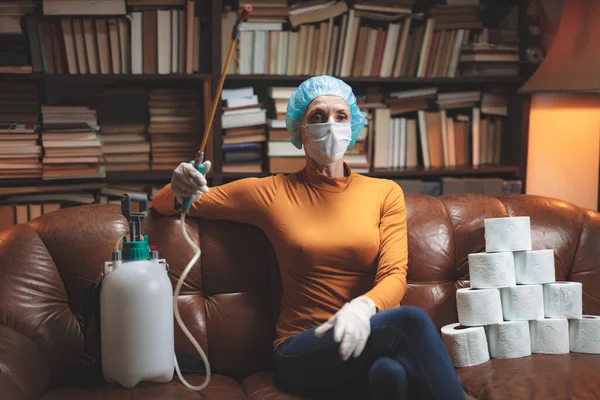 Vrouw Met Beschermende Antivirale Masker Chemische Ontsmettingsspray Fles Een Reserve — Stockfoto