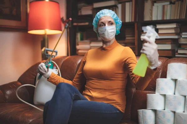 Vrouw Met Beschermende Antivirale Masker Chemische Ontsmettingsspray Fles Een Reserve — Stockfoto