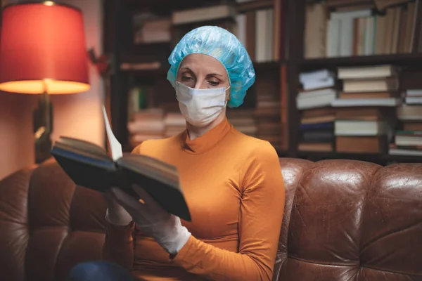 Woman Protective Antiviral Mask Sitting Home Isolation Quarantine Reading Book — Stock Photo, Image