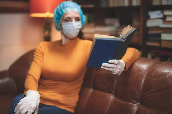 Woman Protective Antiviral Mask Sitting Home Isolation Quarantine Reading Book — Stock Photo, Image
