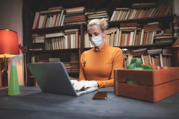 Frau Mit Schutzmaske Vor Viren Und Krankheitserregern Mit Laptop Hause — Stockfoto