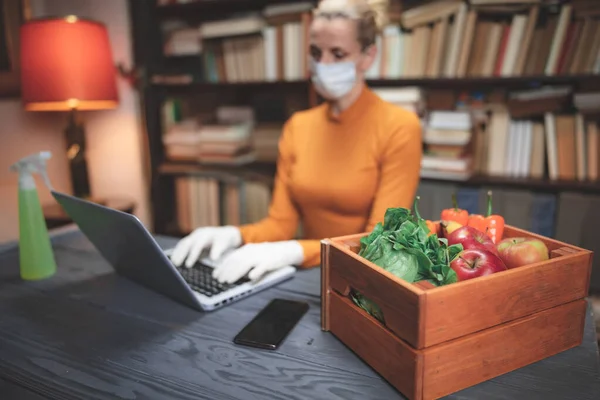 Vrouw Met Beschermend Masker Tegen Virussen Ziekteverwekkers Die Thuis Laptop — Stockfoto