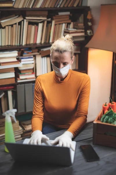 Frau Mit Schutzmaske Vor Viren Und Krankheitserregern Mit Laptop Hause — Stockfoto