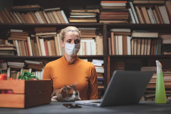 Frau Mit Schutzmaske Vor Viren Und Krankheitserregern Mit Laptop Hause — Stockfoto