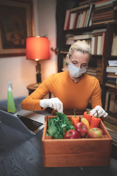 Vrouw Met Beschermende Medische Masker Spuiten Steriliseren Chemische Stof Het — Stockfoto