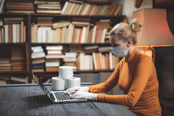 Frau Mit Schutzmaske Surft Internet Toilettenpapier Suchen Und Kaufen — Stockfoto