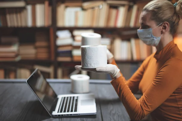 Frau Mit Schutzmaske Surft Internet Toilettenpapier Suchen Und Kaufen — Stockfoto