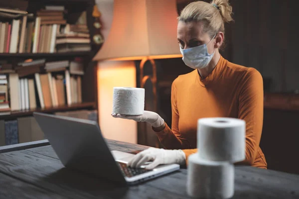 Frau Mit Schutzmaske Surft Internet Toilettenpapier Suchen Und Kaufen — Stockfoto