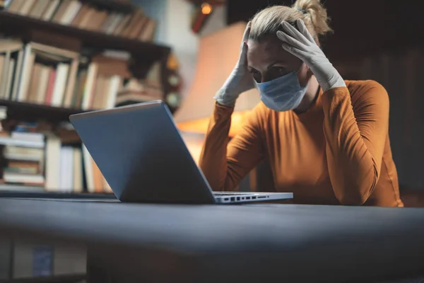 Жінка Захисною Антивірусною Маскою Використовуючи Ноутбук Вдома Працюючи Читаючи Новини — стокове фото