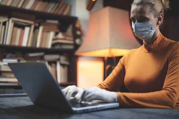 Frau Mit Antiviraler Schutzmaske Benutzt Laptop Hause Arbeitet Liest Nachrichten — Stockfoto