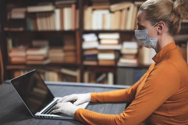 Frau Mit Antiviraler Schutzmaske Benutzt Laptop Hause Arbeitet Liest Nachrichten — Stockfoto