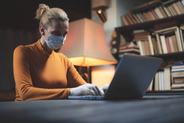 Frau Mit Antiviraler Schutzmaske Benutzt Laptop Hause Arbeitet Liest Nachrichten — Stockfoto