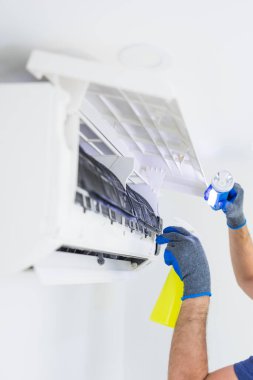 Klima servisi ve bakım, klima ünitesinin tamiri ve tehlikeli patojenlerin filtrelerinin temizlenmesi / dezenfekte edilmesi.