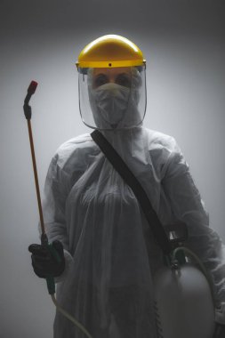 Sterilizasyon ve virüslerin, mikropların, haşerelerin, bulaşıcı hastalıkların arındırılması için kimyasal sprey kullanan bilim adamları..