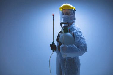 Sterilizasyon ve virüslerin, mikropların, haşerelerin, bulaşıcı hastalıkların arındırılması için kimyasal sprey kullanan bilim adamları..