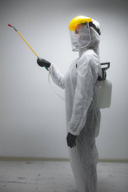 Sterilizasyon ve virüslerin, mikropların, haşerelerin, bulaşıcı hastalıkların arındırılması için kimyasal sprey kullanan bilim adamları..